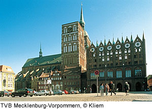 Stralsund, der Marktplatz mit seinem gotischen Rathaus
